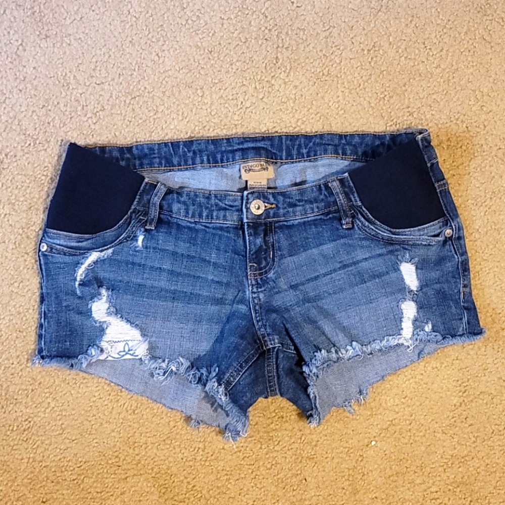Distressed maternity shorts